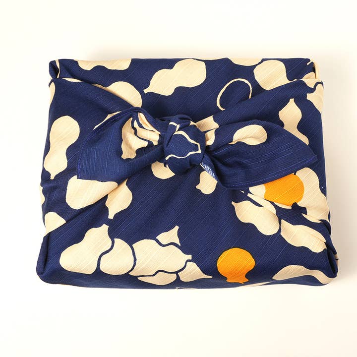 Papier cadeau en tissu Furoshiki japonais 70 cm × 70 cm motif gourde bleu marine pour la vente par KASHIKO