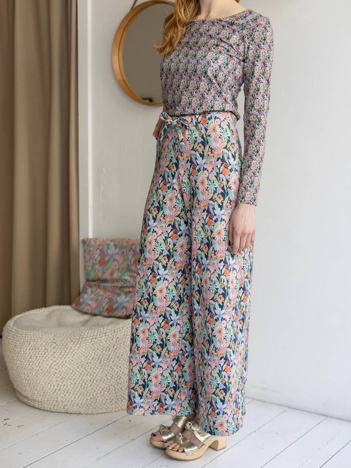 'Hoch taillierte Sweat-Komforthose "Blumenwiese" | marineblau für den Großhandel von aesthete-kidswear