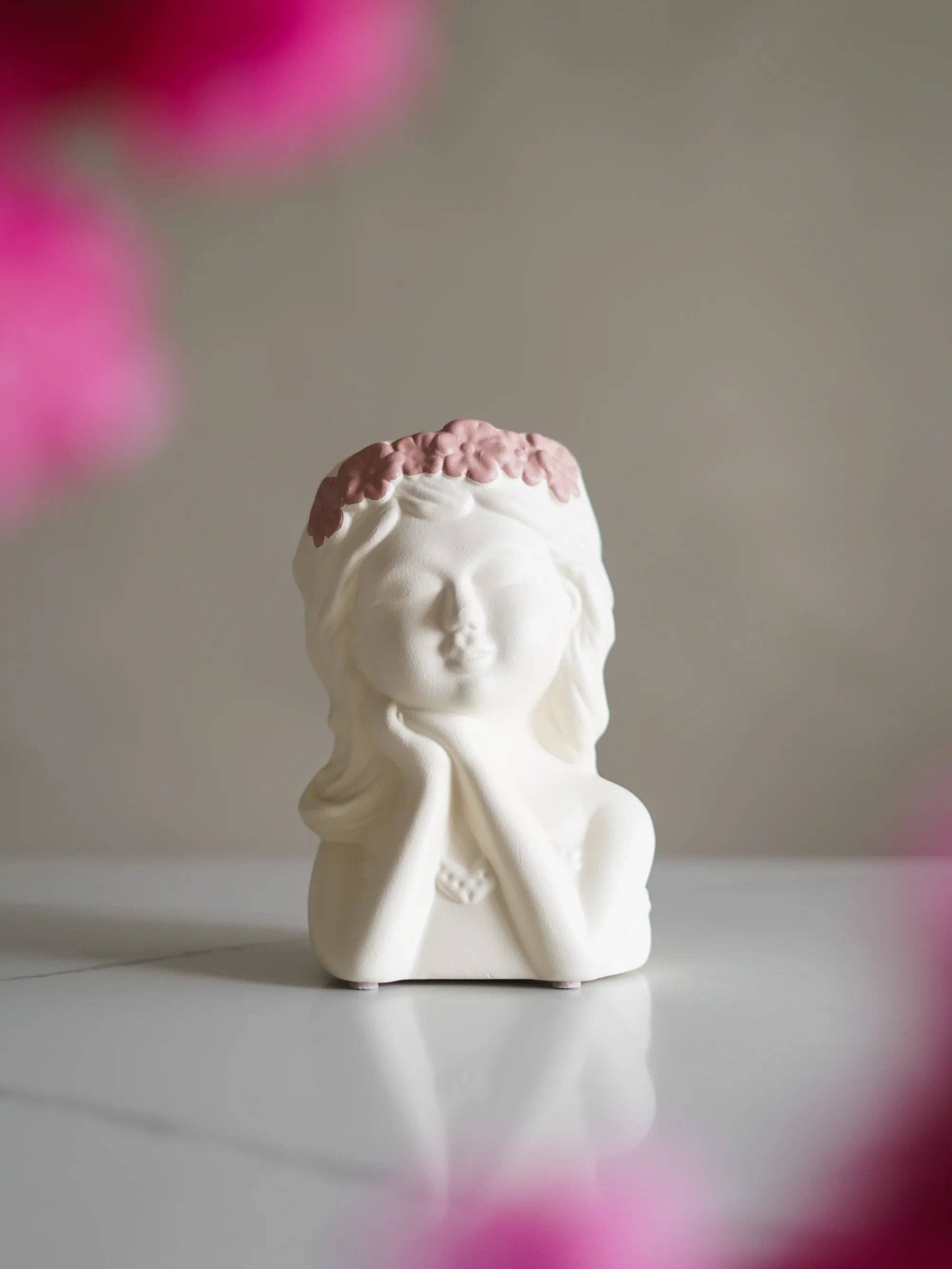 CerAmor Cerâmica - Venta al por mayor Tarros decorativos - Jarra Anita de cerámica portuguesa pintada a mano con figura y corona de flores