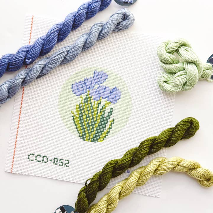 Cotswold Co Designs – Material para bordar/ponto de cruz por atacado – Tela de Ponto de Tapeçaria Redonda com Flor de Tulipa | Pintada à Mão 13 Mesh | Design de 4" em Tela de 8" x 8" | Pronta para Envio2