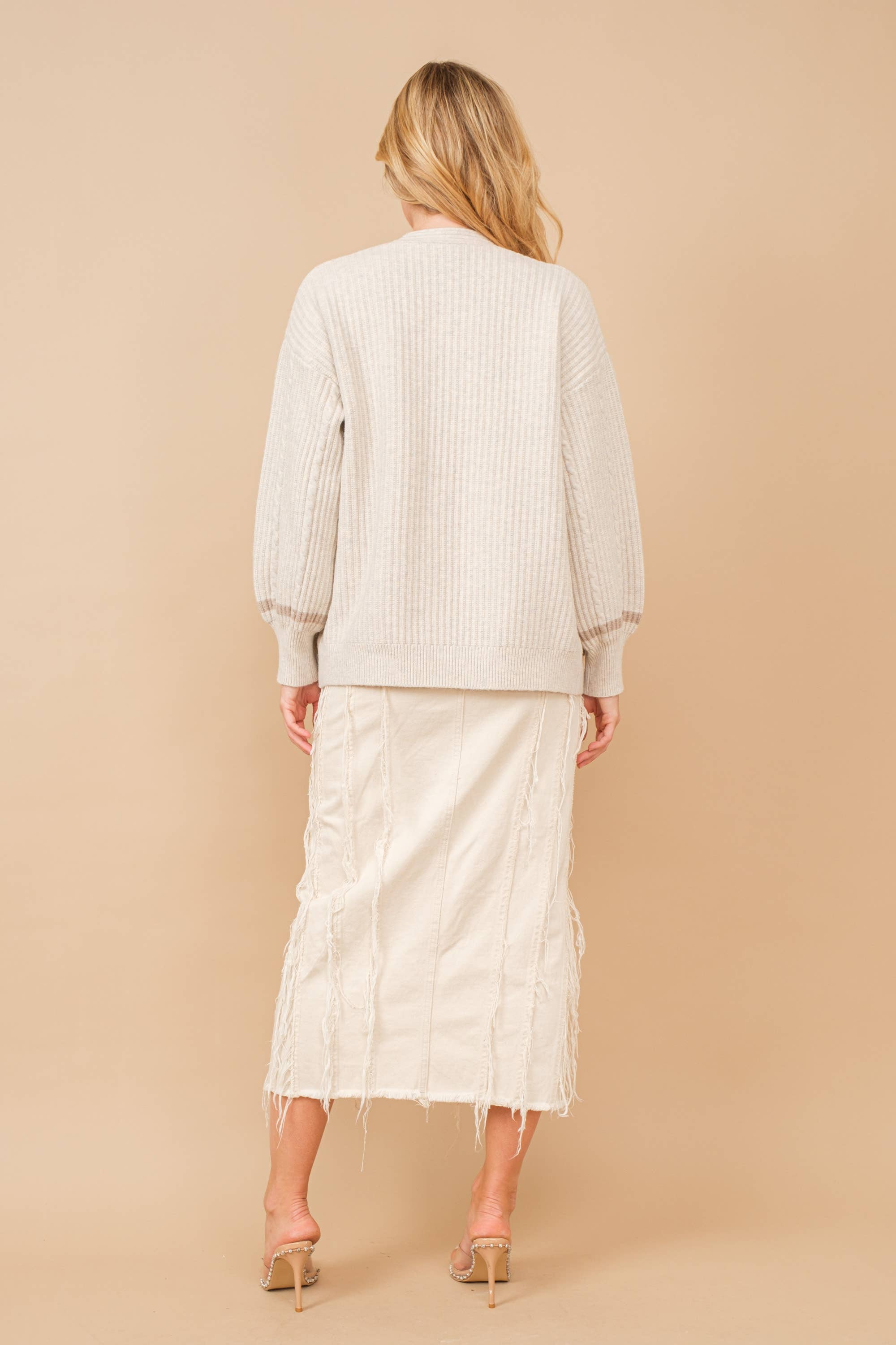 HAVRE 80231W - Kabelstickad tröja med knappar och detaljer för wholesale på Faire6