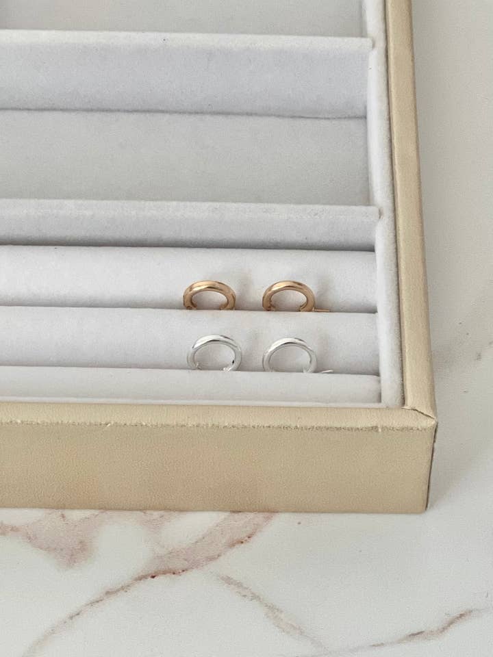 Créoles Huggie Every Day pour la vente par Lift Jewelry Company