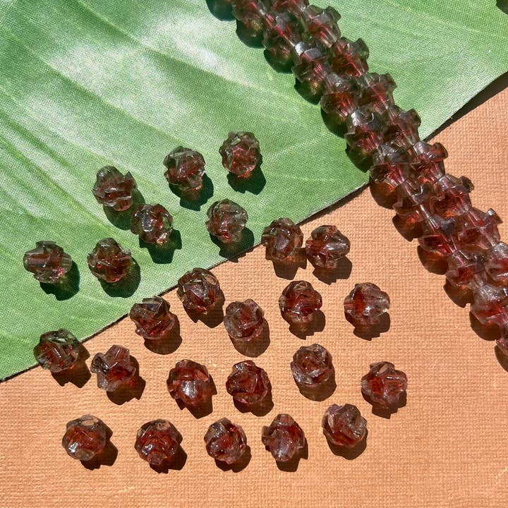 Vintage rode en kristallen funky bi-kegelkralen voor wholesale door Bead Goes On