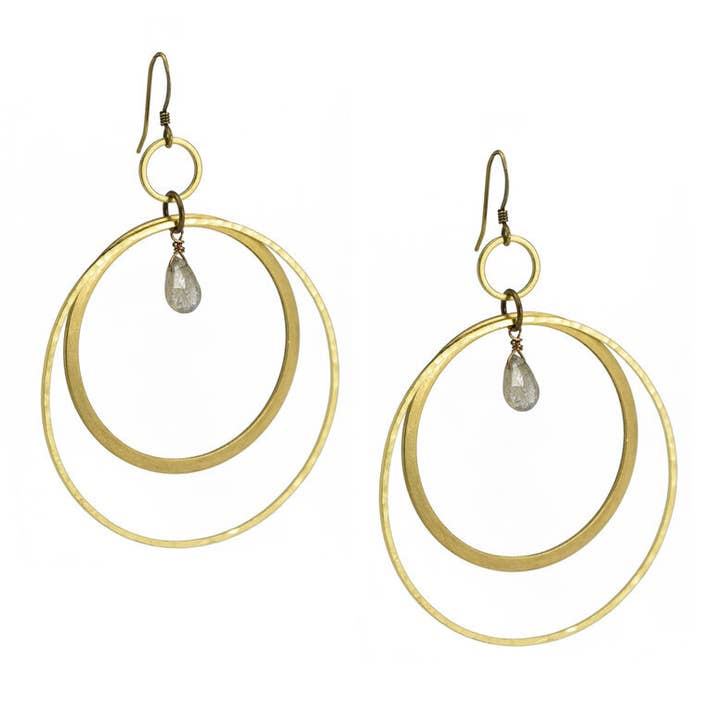 Créoles en forme de goutte d'eau en forme de cercle martelé en labradorite pour la vente par Edgy Petal Jewelry