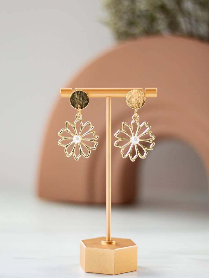 18K perleblomsterdingler for engroshandel hos EJ Collective Knox