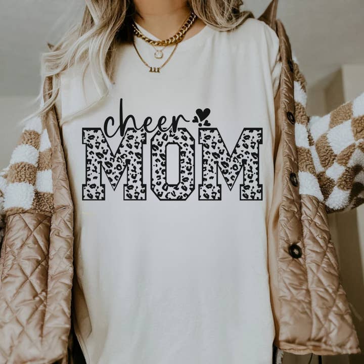 Chemise Cheer Mom, t-shirt Cheer Mom Era, couleur confortable surdimensionnée pour la vente par Woven Wonder Apparel