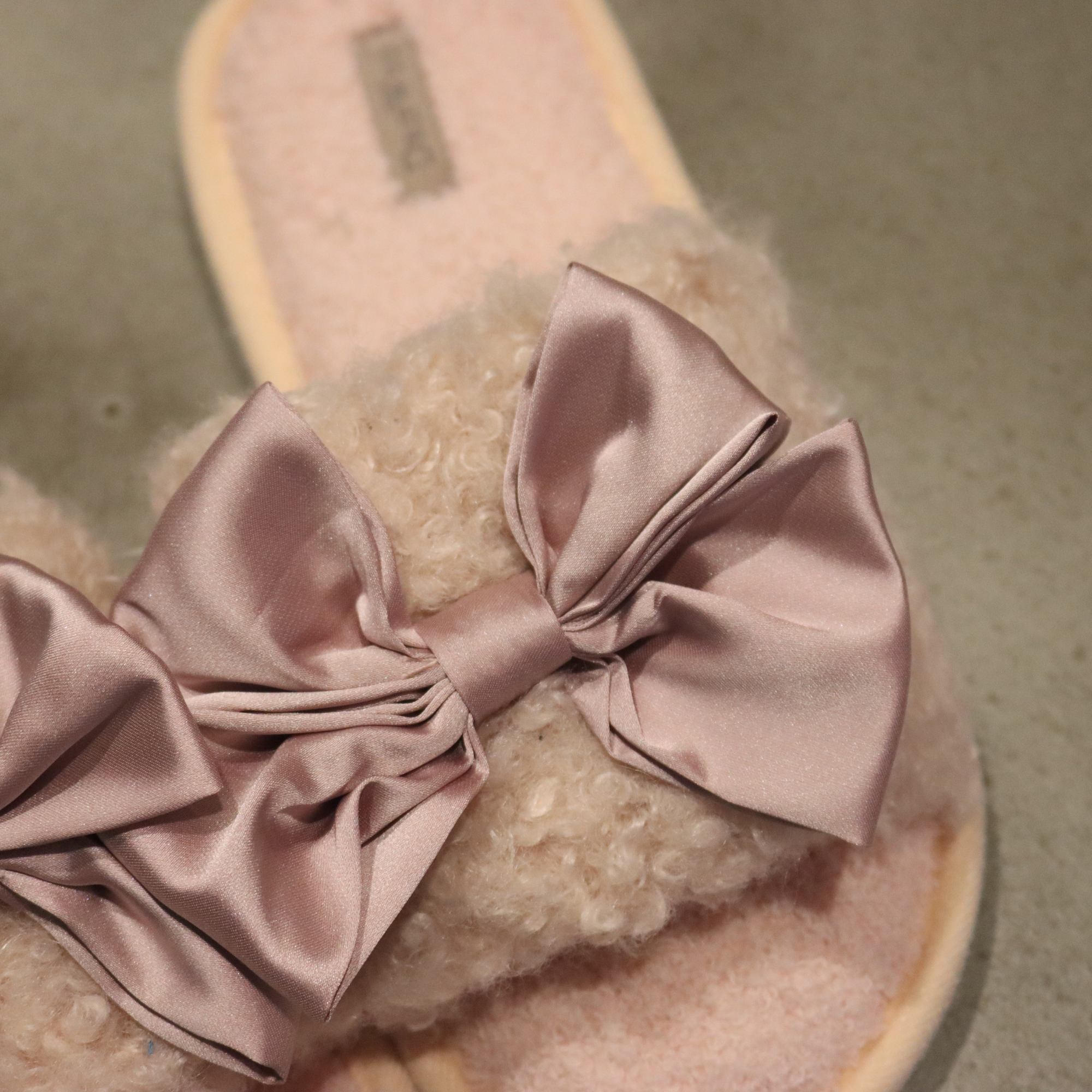 DrifWoo - Wholesale Slippers - Women's - White Fluffy Bridal Slippers – Women’s Summer Spa Slides1