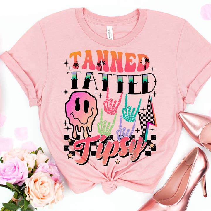 Tanned Tatted Tipsy - T-shirt estiva retrò da spiaggia sorridente per la vendita all'ingrosso da parte di House Of Rodan