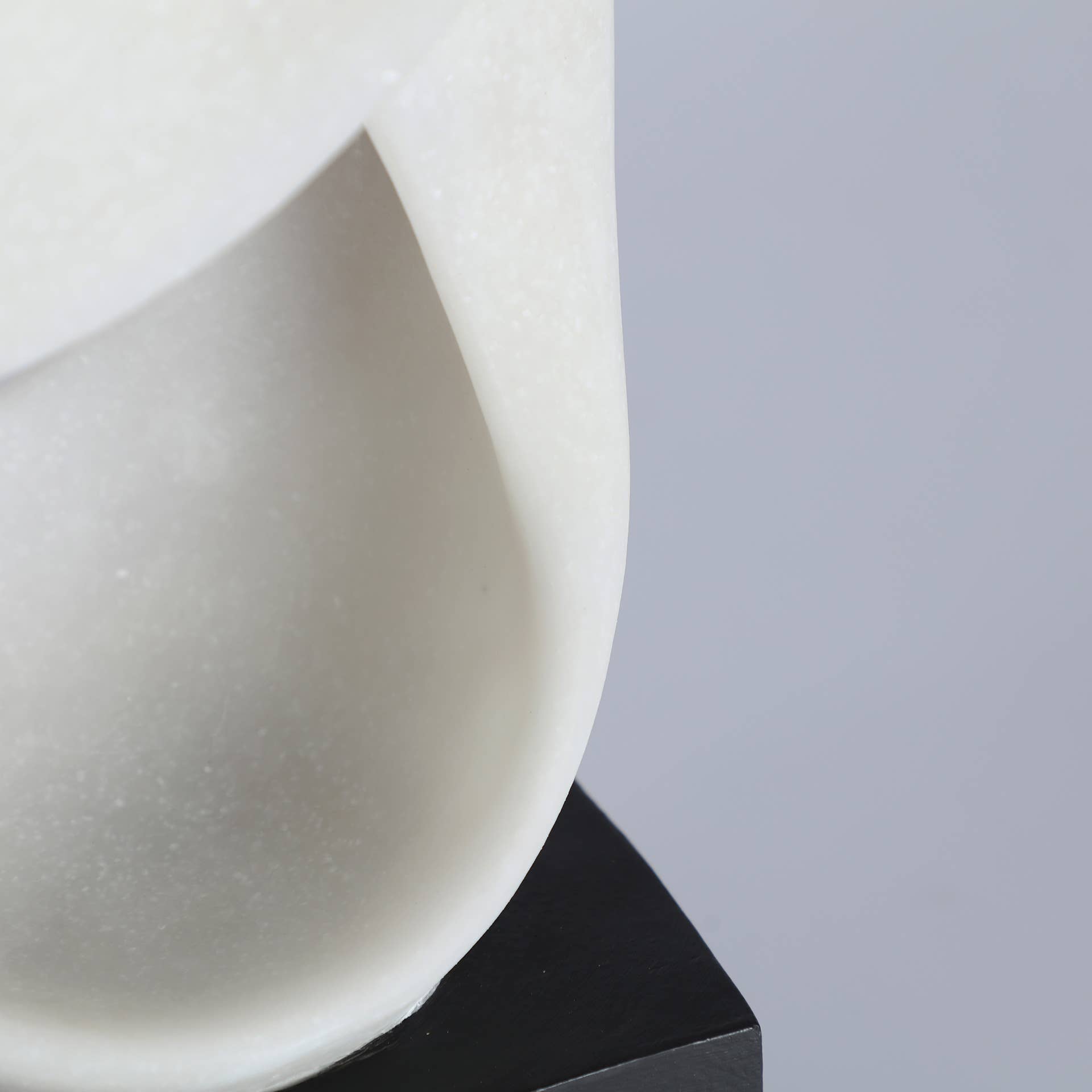 Kodu Home Design - Wholesale Decorative Figurine - Contemporary figure Lume in black and white resin1