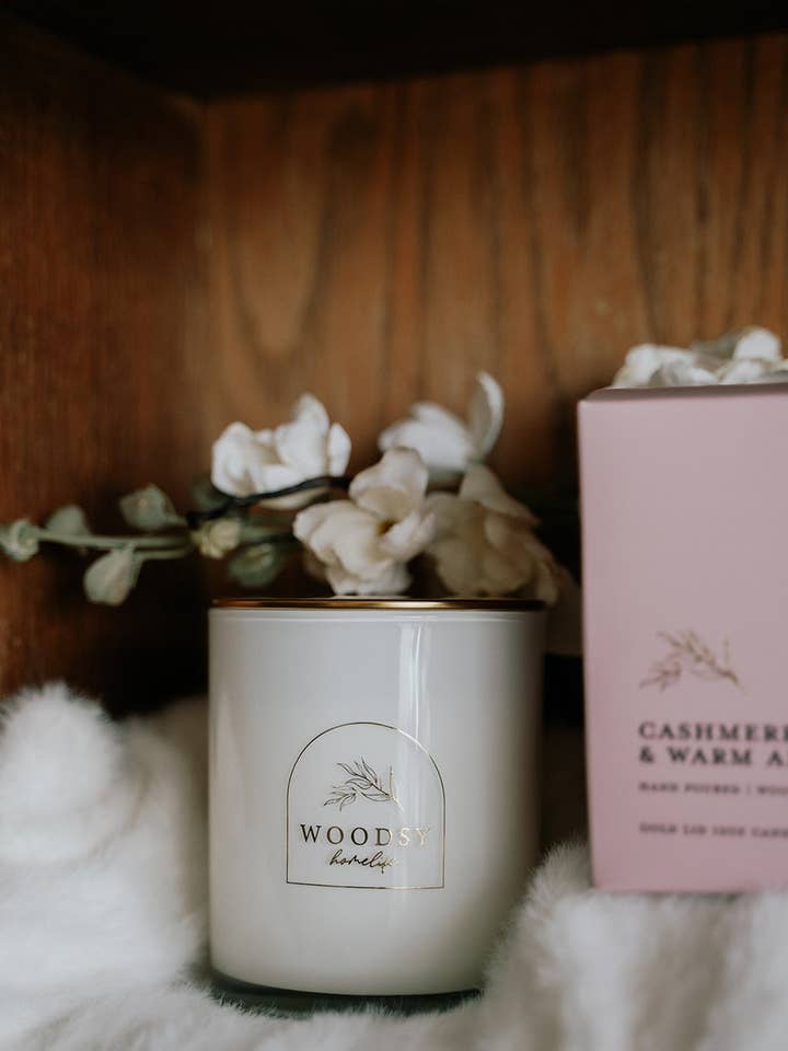Vela de Cashmere y Vainilla con Tapa Dorada y Caja Boutique para venta al por mayor de Woodsy Homelife