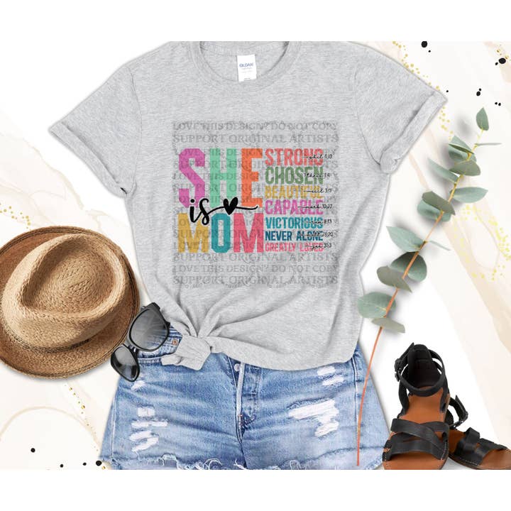 5585 - Elle est maman Strong choisie *DTF pour la vente par It's Transfer Time