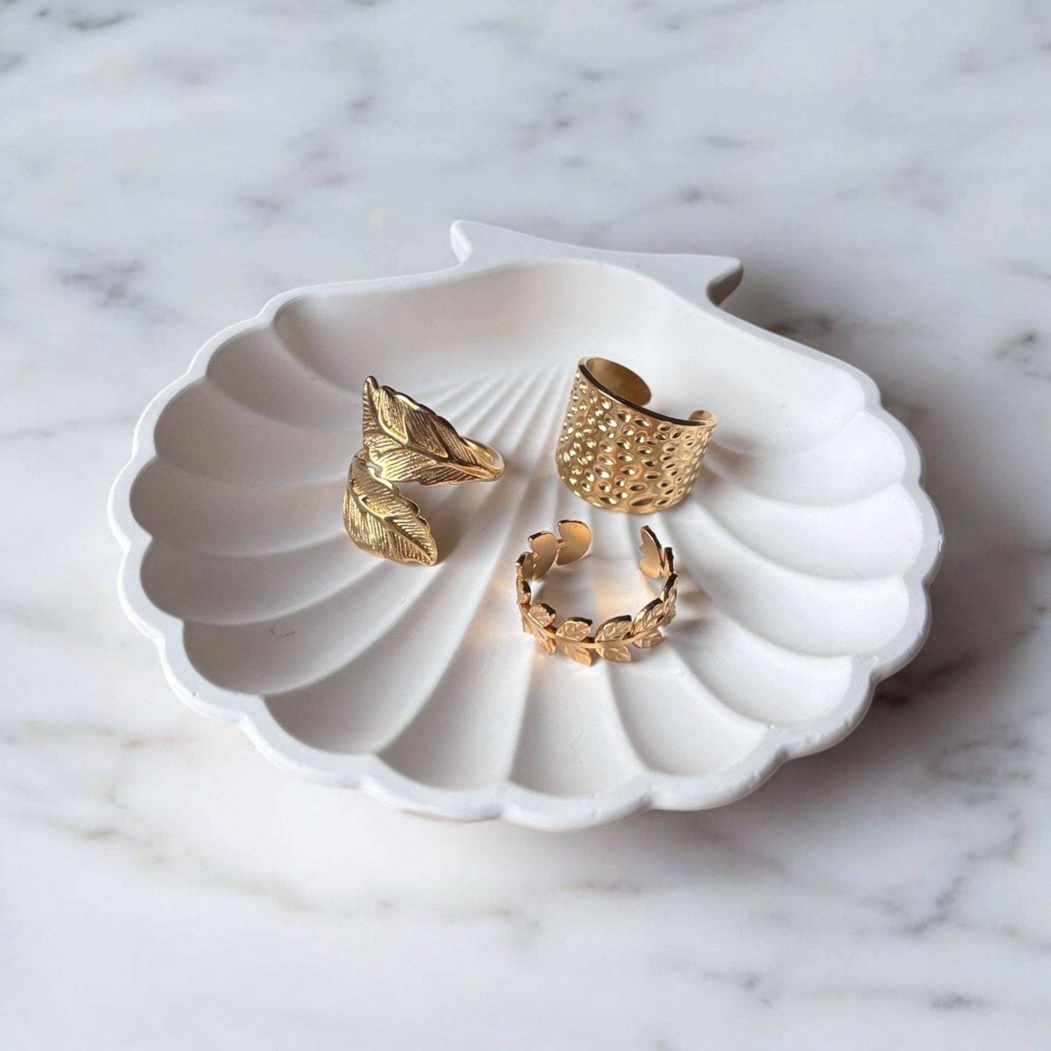 DUESTELLE ITALIA - Wholesale Cocktail/Statement Ring - Ignis - Hammered ring in gold-plated steel Waterproof3