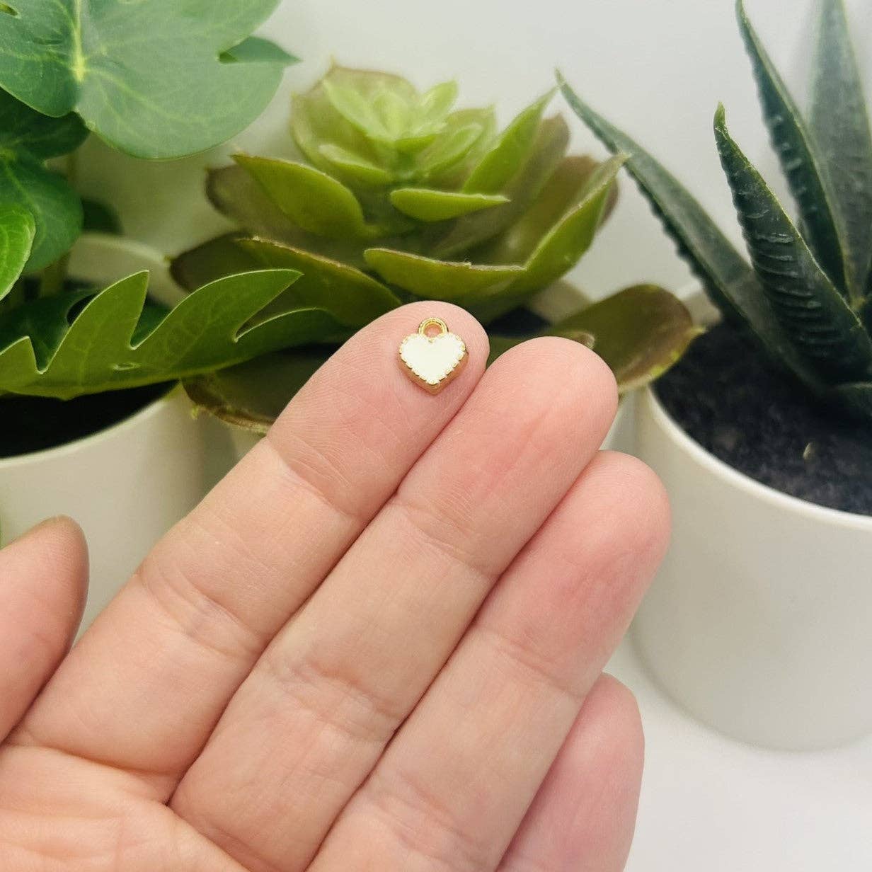 Guerrilla Charm - Vente Breloques/médailles personnalisées - Petits pendentifs cœur en émail blanc et or, 9x8mm1