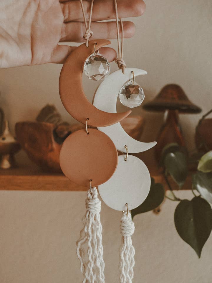 Acchiappasole Crescent Moon Clay in terracotta e pietra per la vendita all'ingrosso da parte di Rooted Reverie