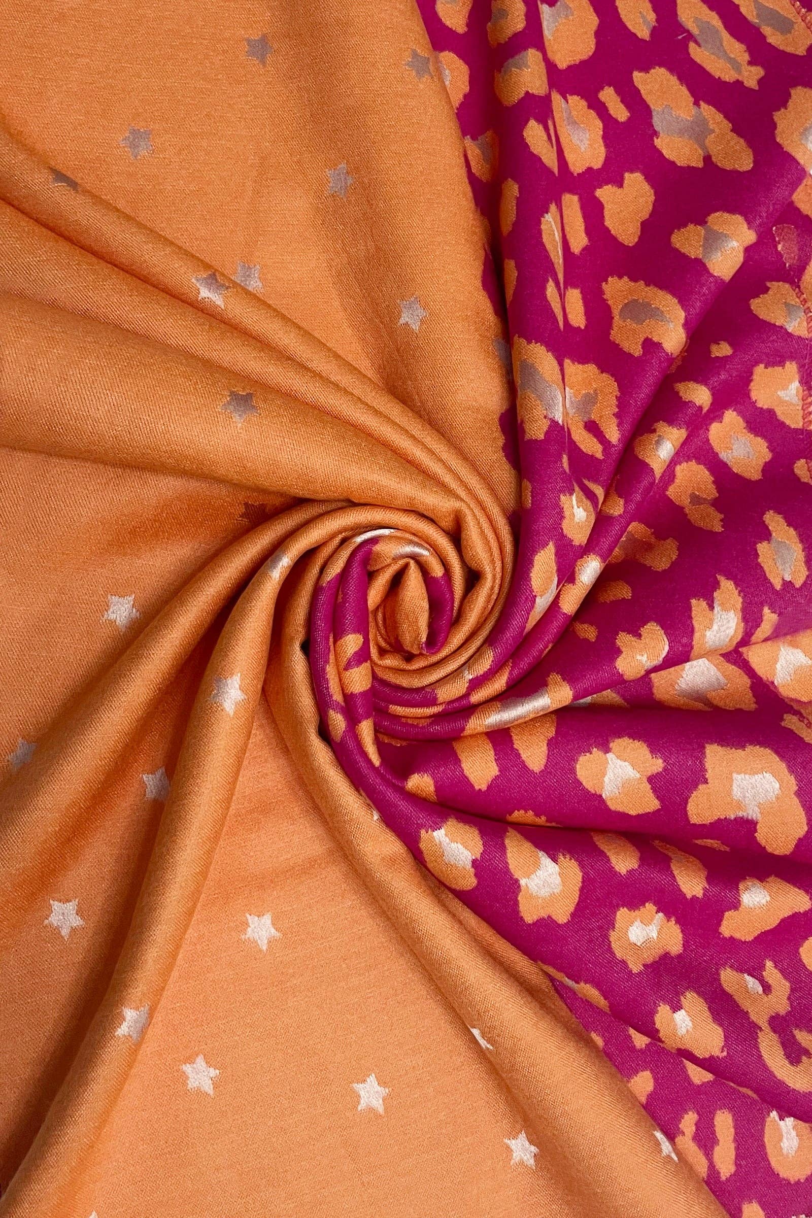 Fashion Scarf World – wholesale Halsduk - Dam – Stjärn- och leopardmönstrad vändbar scarf med fransar1