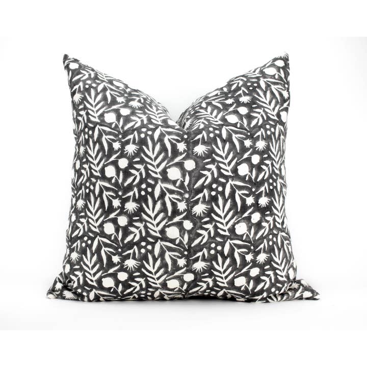 Housse de coussin à imprimé floral Aja - Noir délavé pour la vente par Heddle & Lamm