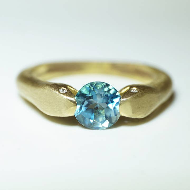 Anello a forma di serpente a doppia testa in ottone con topazio blu di Londra e diamanti per la vendita all'ingrosso da parte di Michelle Chang