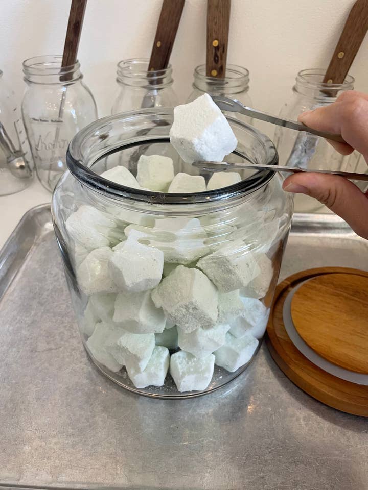 Défroisseur de douche à l'eucalyptus, anti-sinus, en vrac pour recharges pour la vente par Dear Naura by Earth Melody