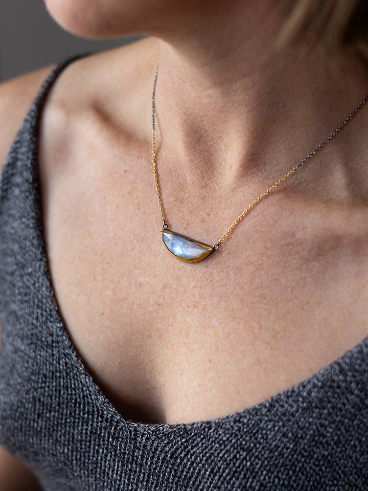 Collana Crescent Split per la vendita all'ingrosso da parte di Austin Titus Studio