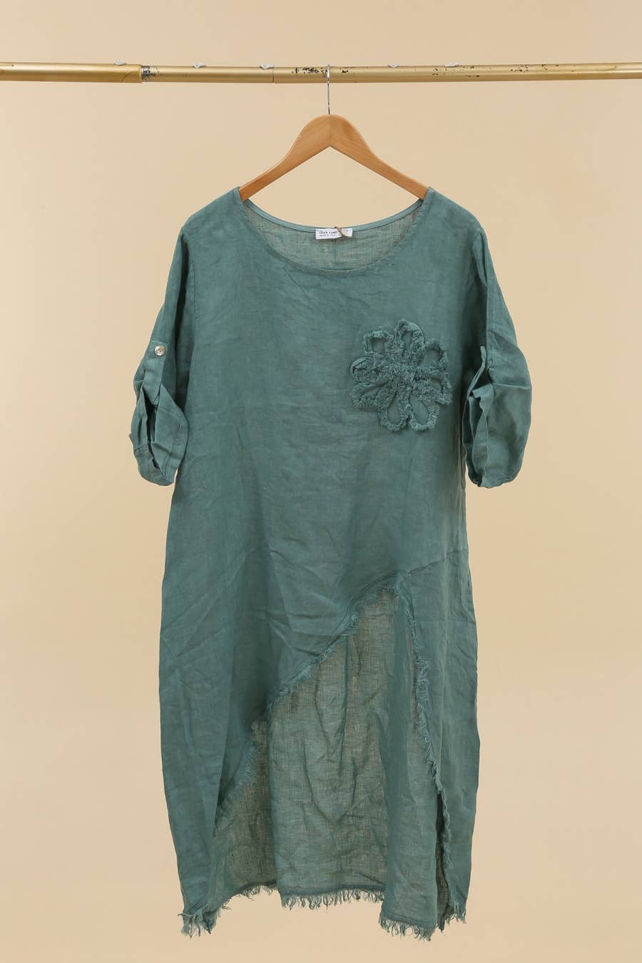 LÉA & LUC – Großhandel Kleid – Damen – 100 % Leinenkleid mit Blumenmotiv auf der linken Brust, REF. 724840