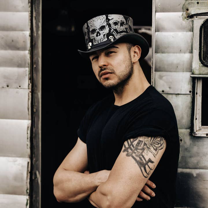 Chapeau Haut de Forme en Cuir avec Bandeau Crâne de Motard - Style Crâne Argenté pour la vente par American Hat Makers