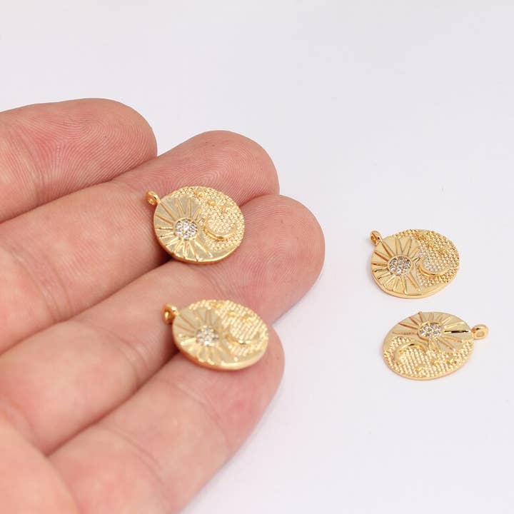 Pendentif Soleil et Lune en CZ plaqué or brillant 24k 15x17mm, XP530 pour la vente par QueenJewelryM