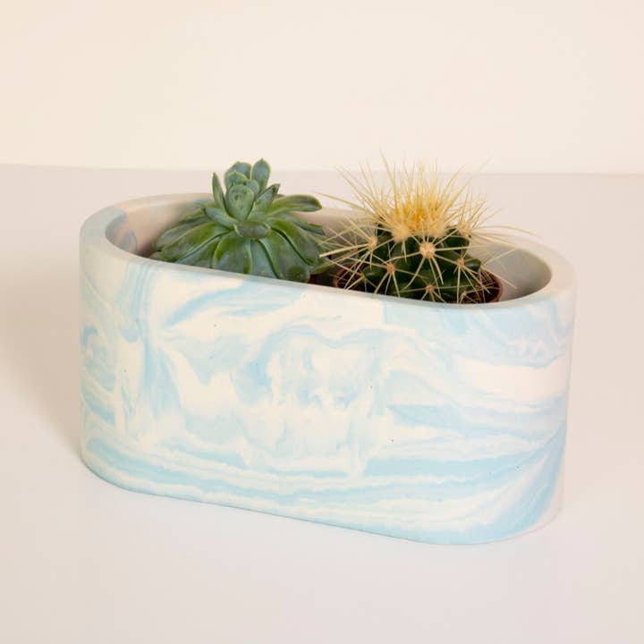 Blå & Hvid Marmoreret Jesmonite Oval Kaktus Plantepotte for engroshandel hos Lunar Living