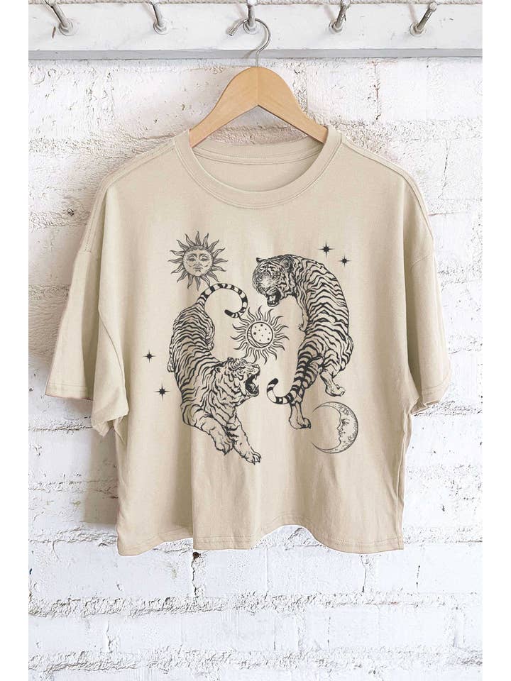 Rustee Clothing - Vente T-shirt sérigraphié – femme - HAUT COURT LONG À MOTIF DE TIGRE AVEC SOLEIL ET LUNE1