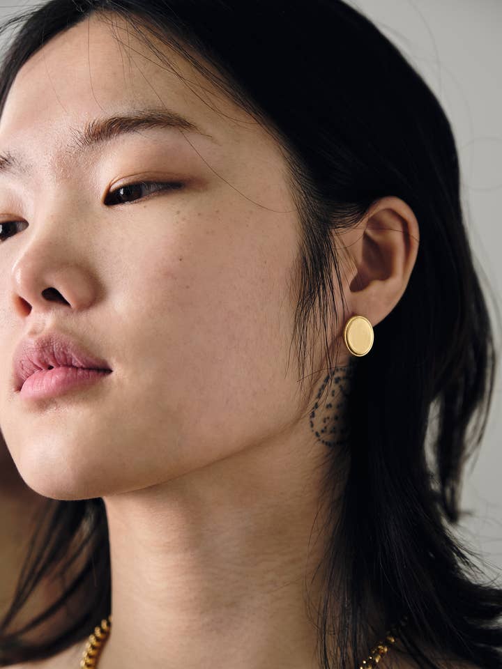 Clous d'oreilles à tige ovales de taille moyenne Ashton en or pour la vente par Ounce