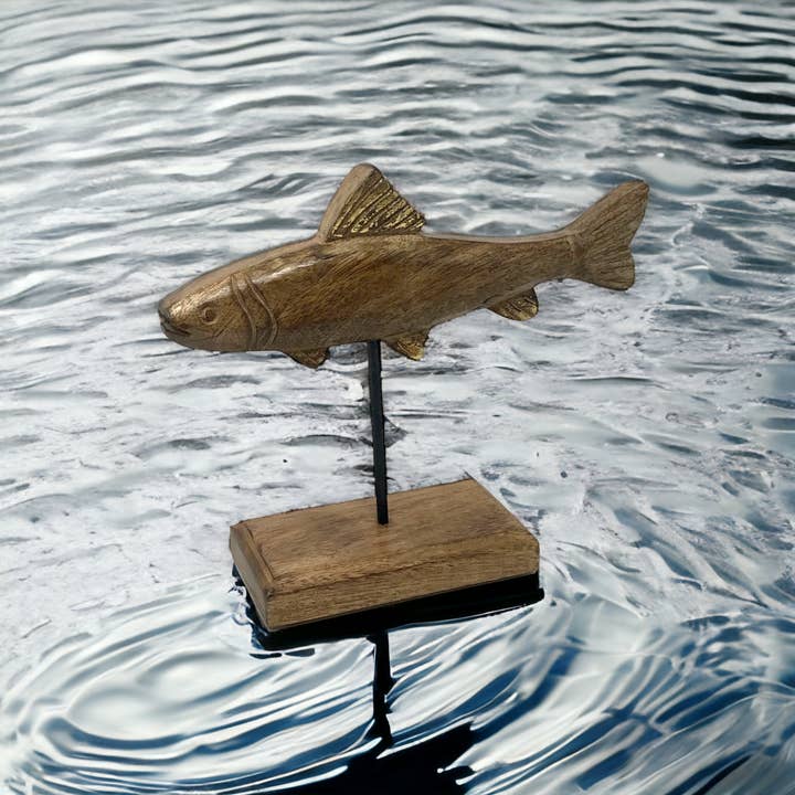 Wilco Home - Vente Décorations de table - Sculpture en bois sculpté « Fish Tales » de Timmy Trout Fish sur support3