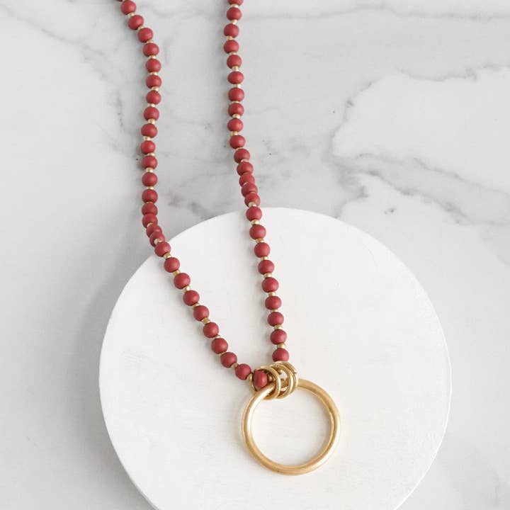 Long collier de perles en bois avec anneau rond doré - Bordeaux rouge pour la vente par PennyLine inc