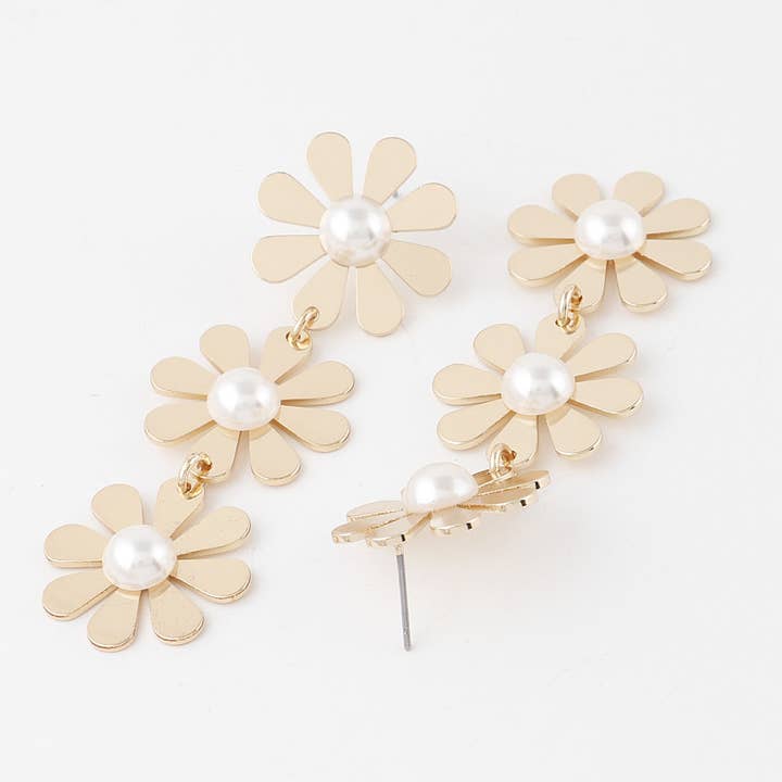 Boucles d'oreilles Triple Daisy Drop pour la vente par 3AM BY H&D ACCESSORIES