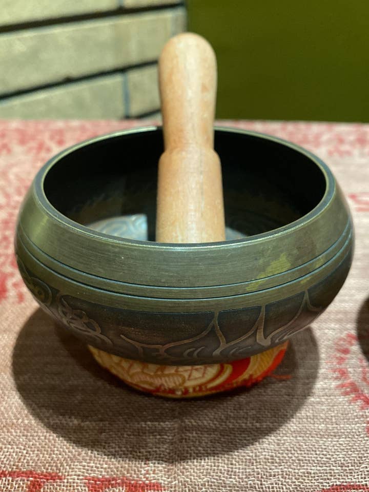 Bol de chant tibétain avec iconographie bouddhiste (varié) (S) pour la vente par Katmandu Trading Co.