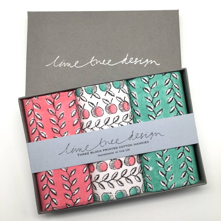 Boîte de 3 mouchoirs en coton - Pommes et vignes roses et vertes pour la vente par Lime Tree Design