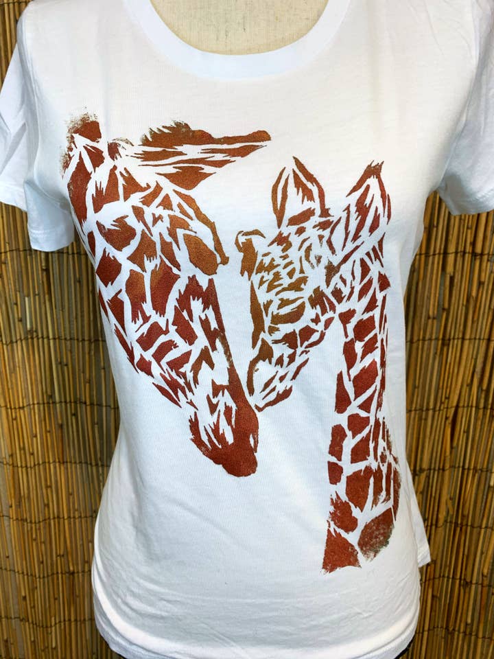 Mama Giraffa - Maglietta da donna dipinta a mano per la vendita all'ingrosso da parte di Third Wolf Designs