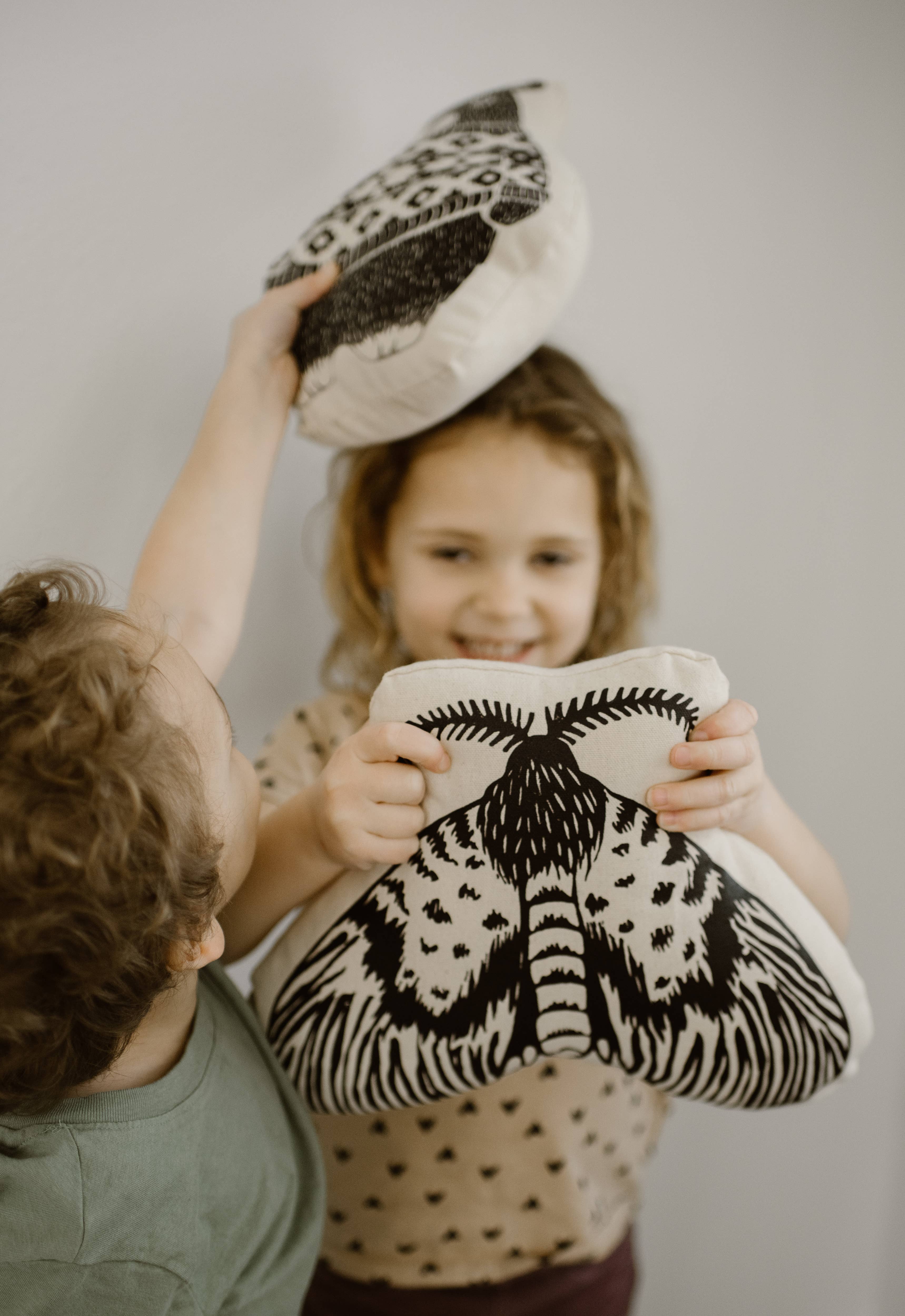 Fox & Fables – Großhandel Zierkissen – Cottage Garden geformte Kissen mit Motivdruck3