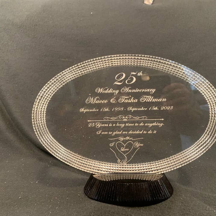 Le cadeau de l'amour gravé dans le cristal : cadeau personnalisé pour un anniversaire de mariage pour la vente par Crystal House