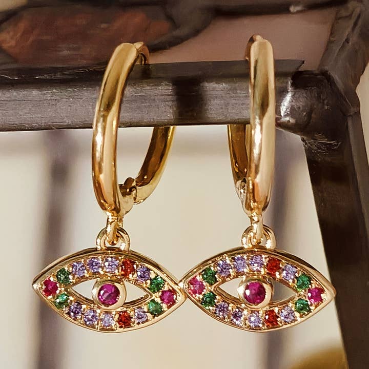 Orecchini a cerchio con abbraccio e occhio malvagio in CZ smeraldo per la vendita all'ingrosso da parte di Vachana