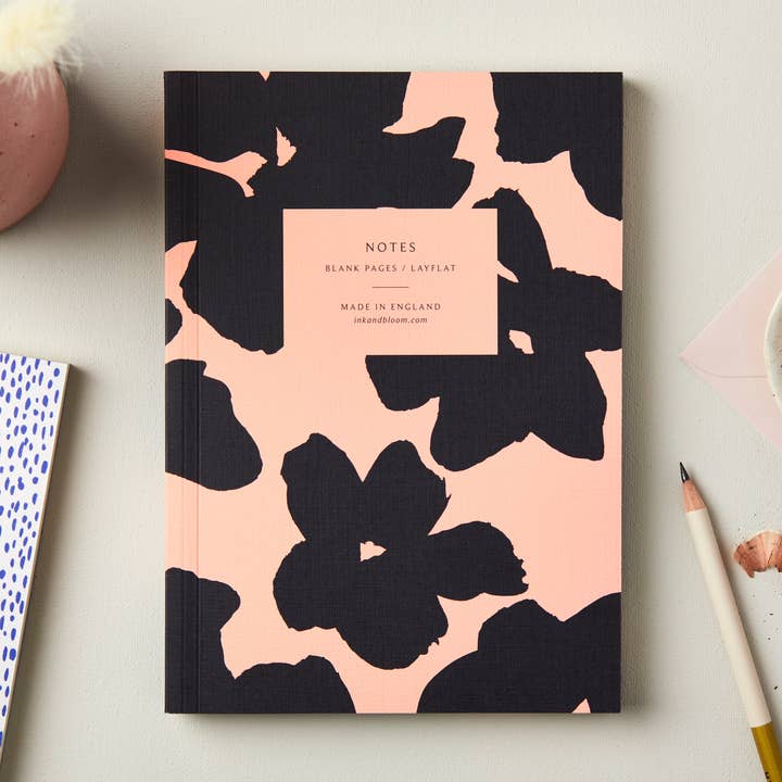 Ink & Bloom - Vendita all'ingrosso Quaderni - Quaderno A5 con Rilegatura Piana a Fiorami Corallo e Nero0