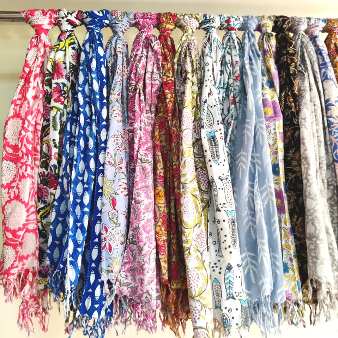 The Indian Bazaar – Großhandel Schal – Damen – Bunte, handbedruckte Baumwollschals mit Quasten – verschiedene Designs1