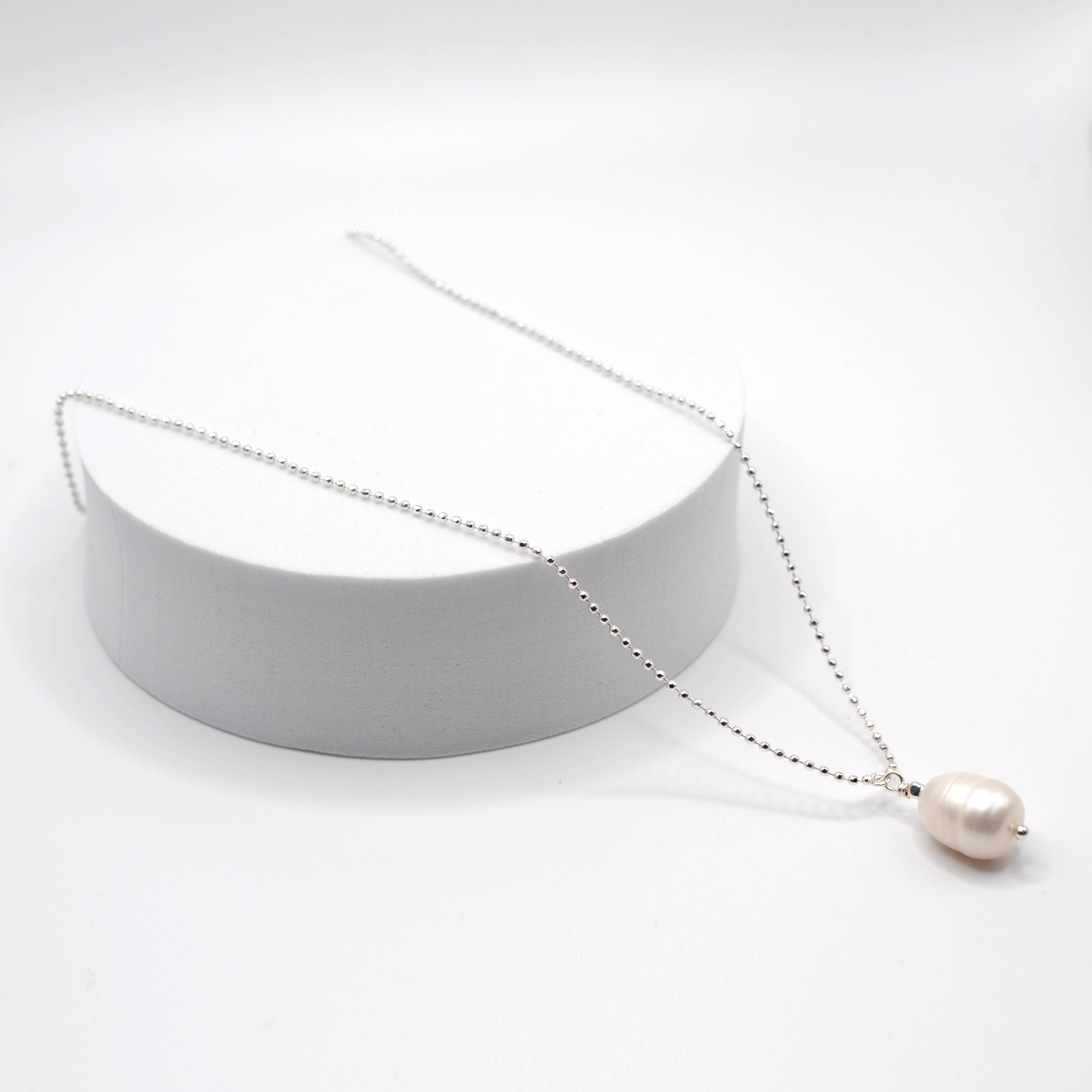 StarryNYC – Großhandel Kette mit Anhänger/Charm – Perlenanhänger in Tropfenform mit Kugelkette, zierliche Halskette3