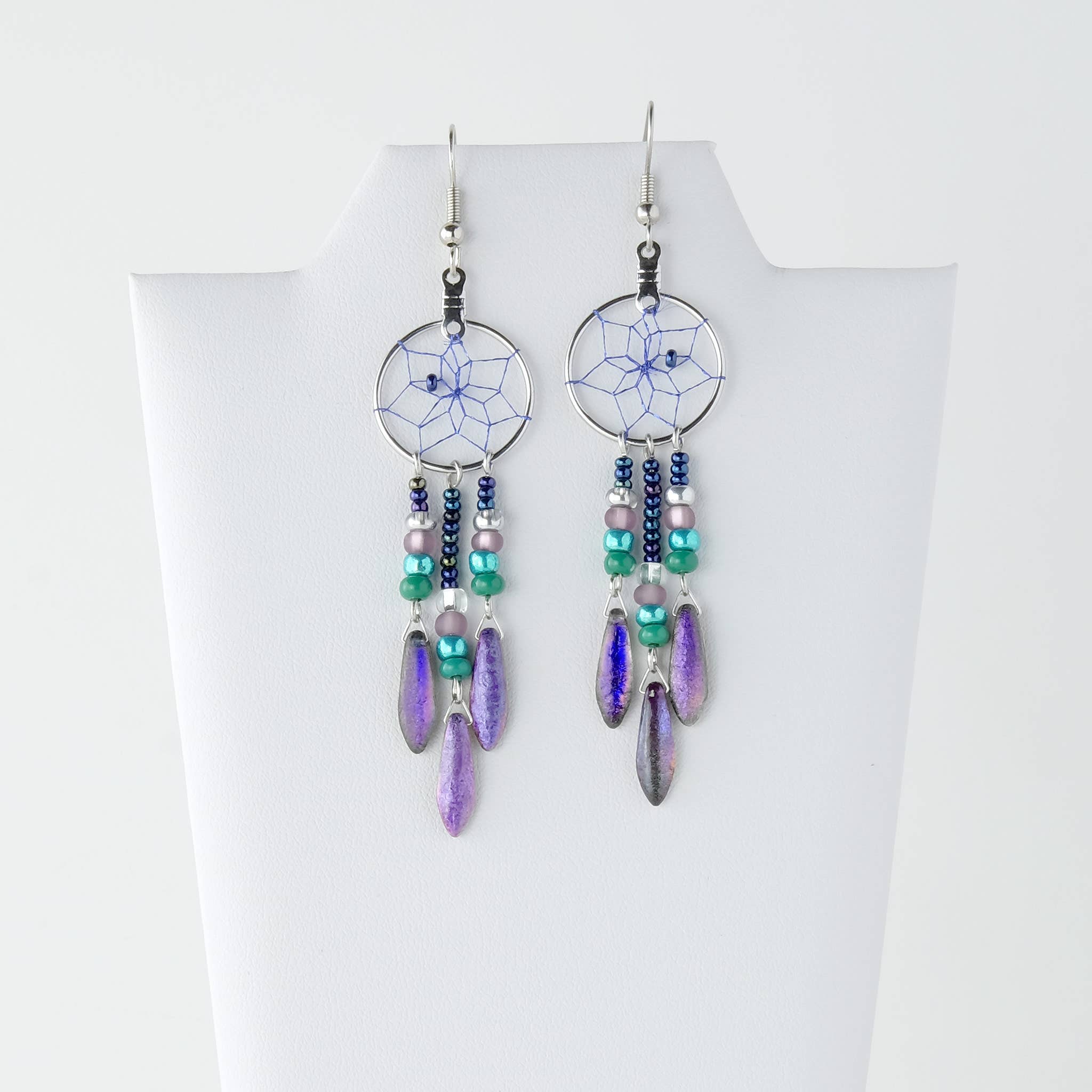 Monague Indigenous Crafts & Gifts - Venta al por mayor Pendientes colgantes - Pendientes atrapasueños de 0,75 pulgadas con colgantes en forma de pavo real