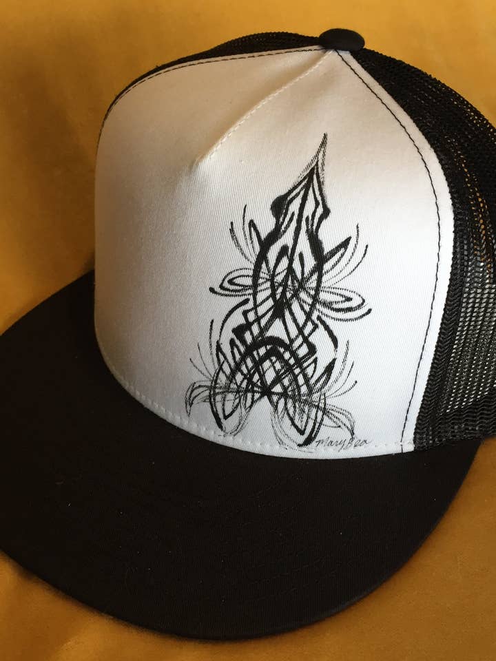 "Mandala" pintado a mano en gorra negra tipo trucker para venta al por mayor de Mary Bea Art