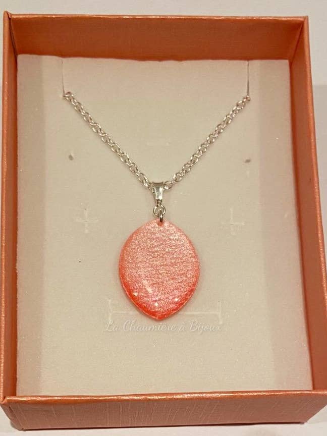 Halsketting met roze bloemblaadjes voor wholesale door La Chaumière à Bijoux