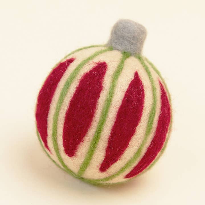 JOUET POUR CHIEN EN LAINE EN FORME DE BOULE ORNEMENTALE pour la vente par MODERNBEAST