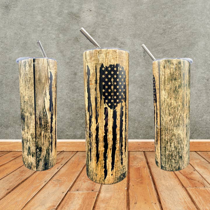 Schmaler Becher aus Kunstholz mit amerikanischer Flagge im Used-Look, 20 oz für den Großhandel von Cacciatore’s Corner