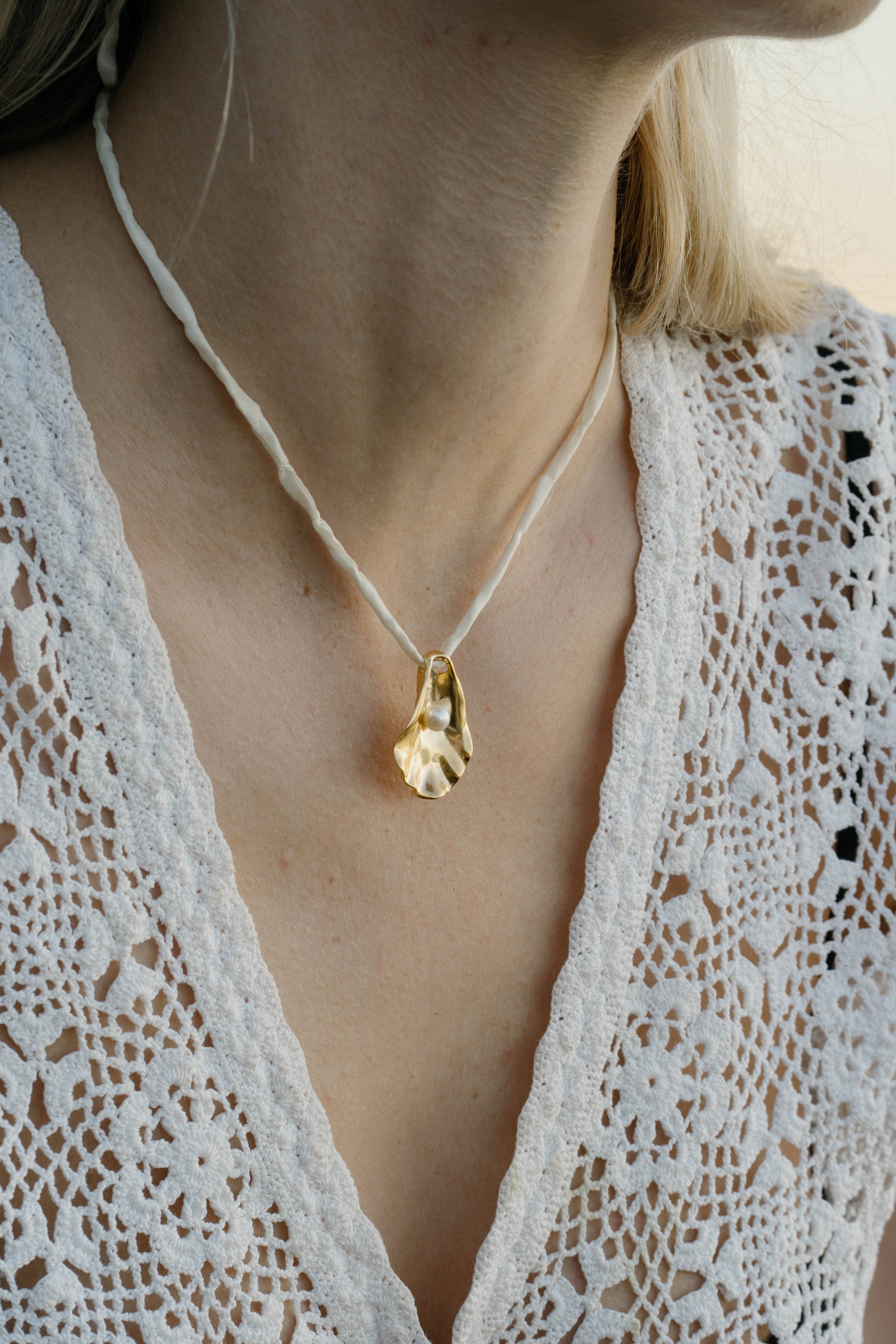 Kara Yoo - Vendita all'ingrosso Collana con ciondolo/pendaglio - Collana di Conchiglie d'Ostrica su Seta Grezza6