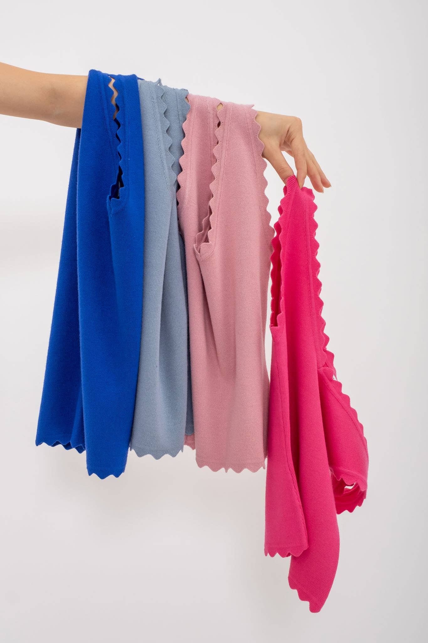 The Workshop Studio – wholesale Stickad topp - Dam – ÄRMLÖS TRÖJA MED KAMMUSSLINGSKANT STICKAD CROP TOP63