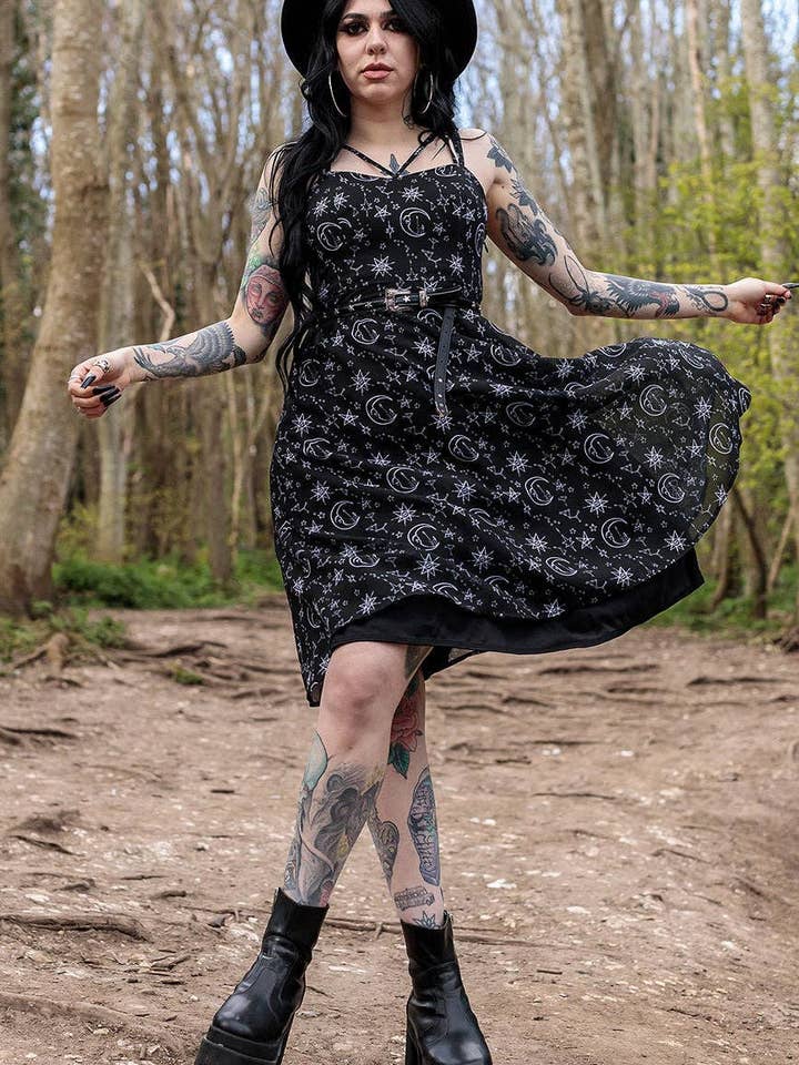 Vestido alternativo Crossover Midi com decote Moonprint por atacado de Timeless London