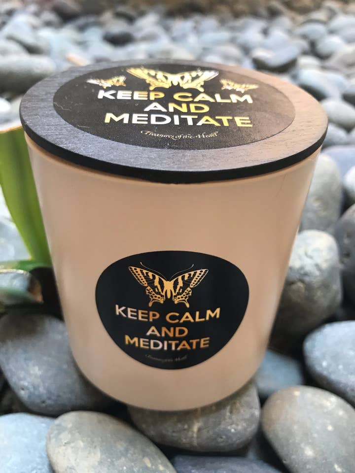 Bougie de soja Keep Calm and Meditate dans un bocal en verre avec couvercle en bois pour la vente par Treasures of the Heart